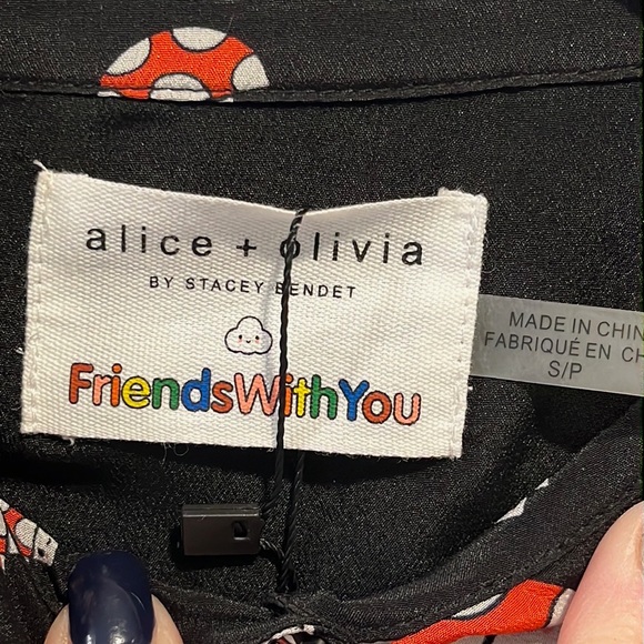 Alice + Olivia “Willa” mushroom placket top S - Picture 4 of 5